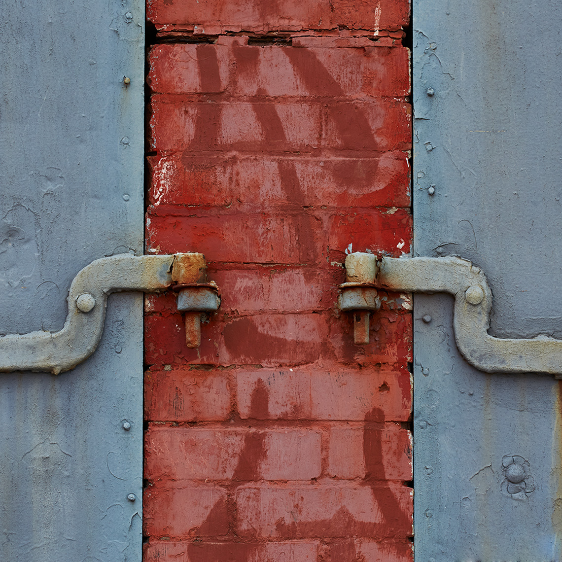 03-31-2016_red_blue_hinges