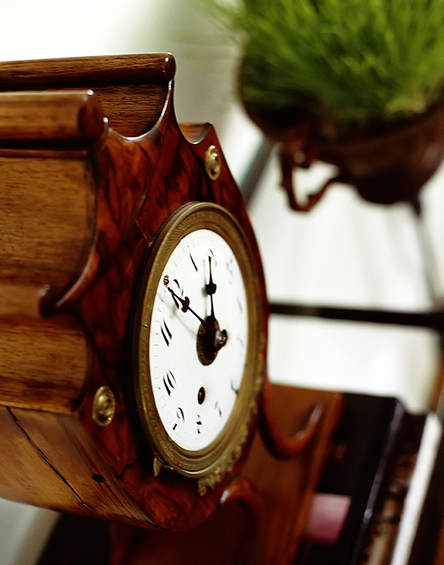 clock_with_grass_ on side table