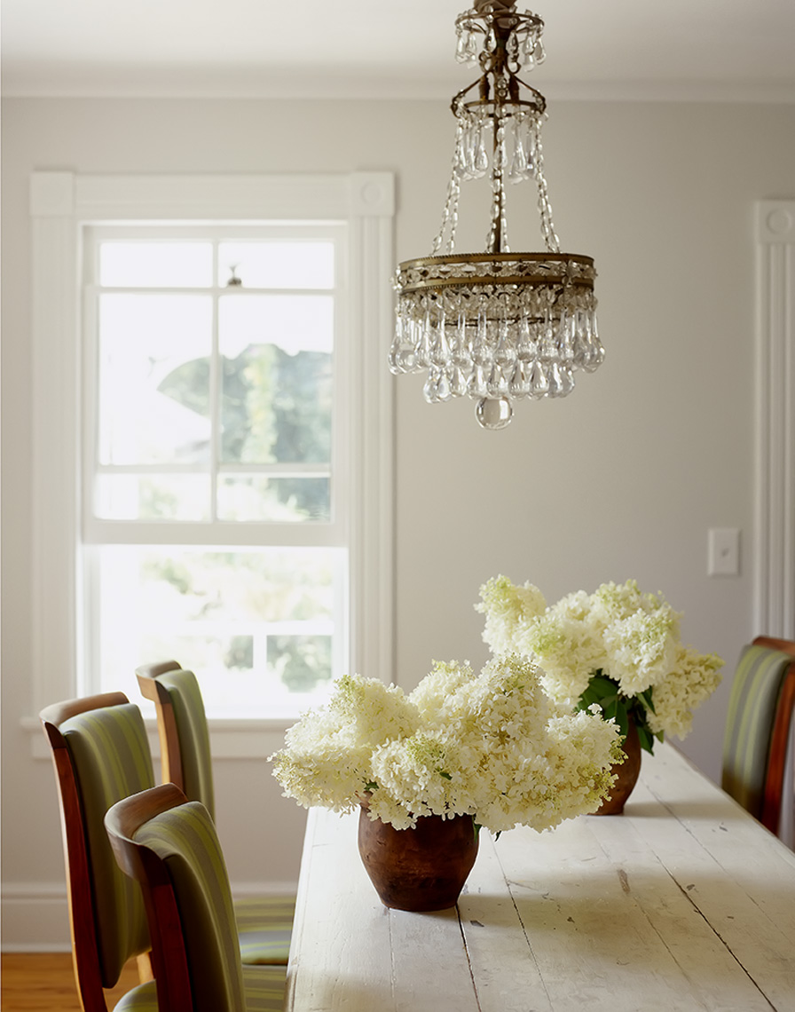 country dining room with whiter hydrangeas