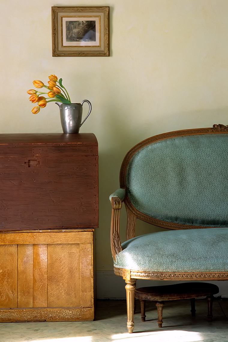 teal_sofa_ shaker trunks silver pitcher flower